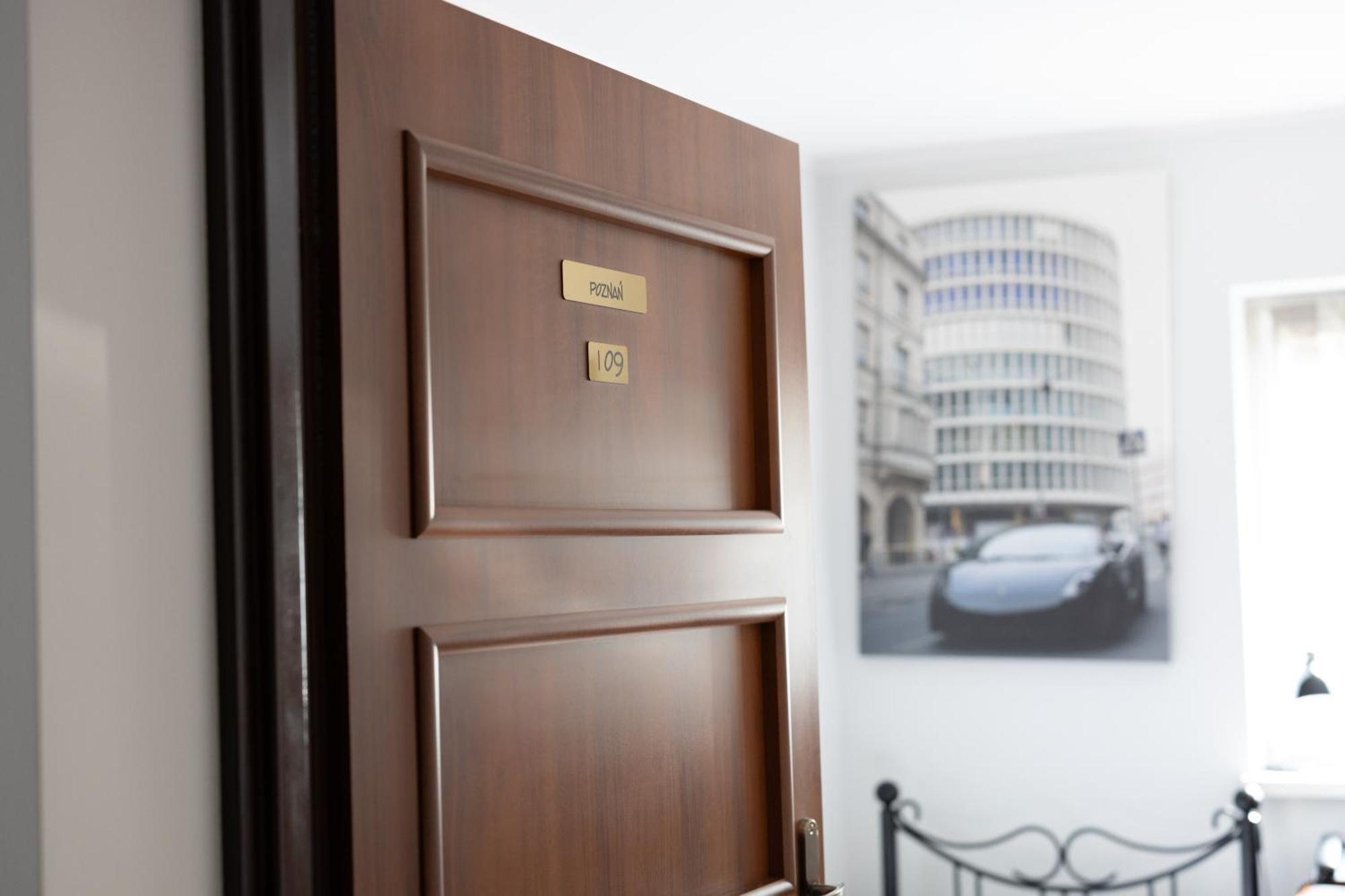 Leo Hostel Познан Екстериор снимка