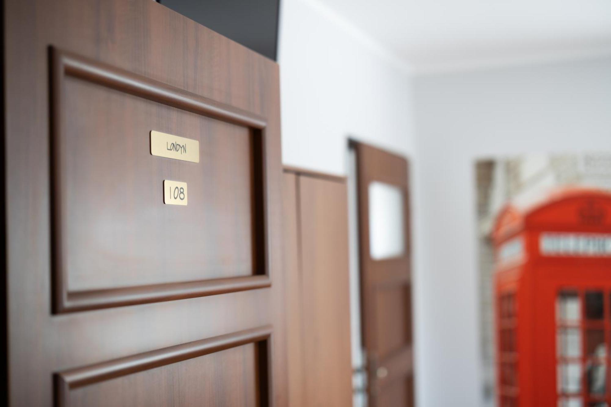 Leo Hostel Познан Екстериор снимка