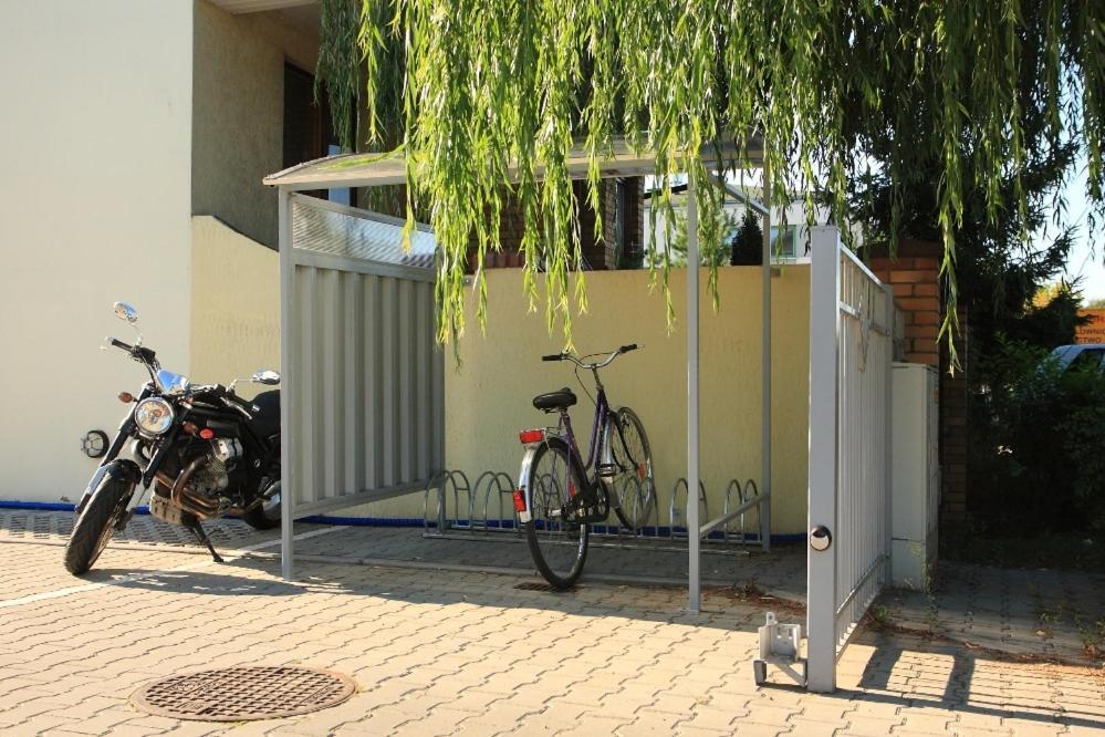 Leo Hostel Познан Екстериор снимка